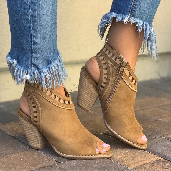 NIB Tan Asymmetrical Peep Toe Cone Heel Sandal - Picture 5 of 8